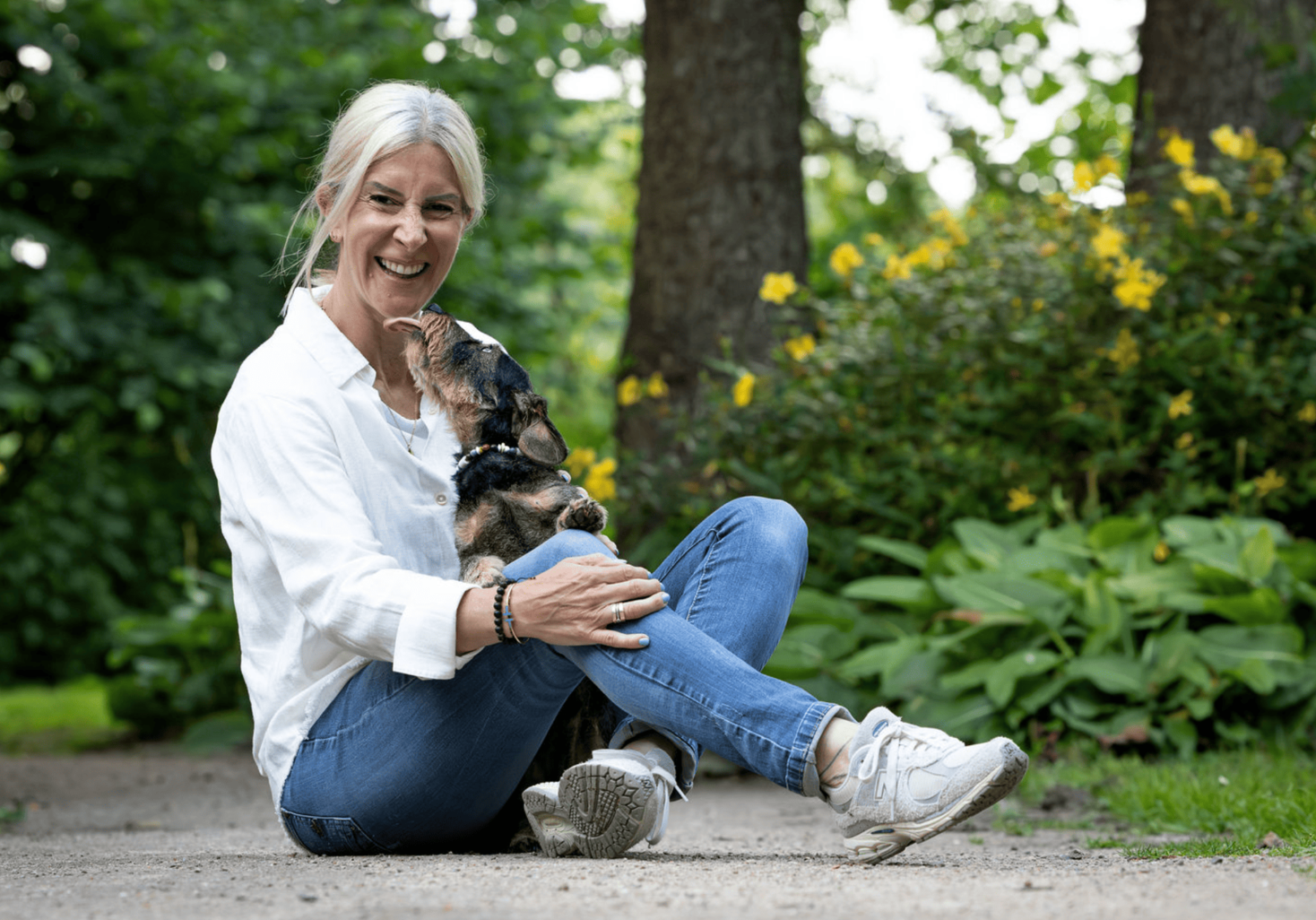 Oskar schleckt Alexandrea am Kinn